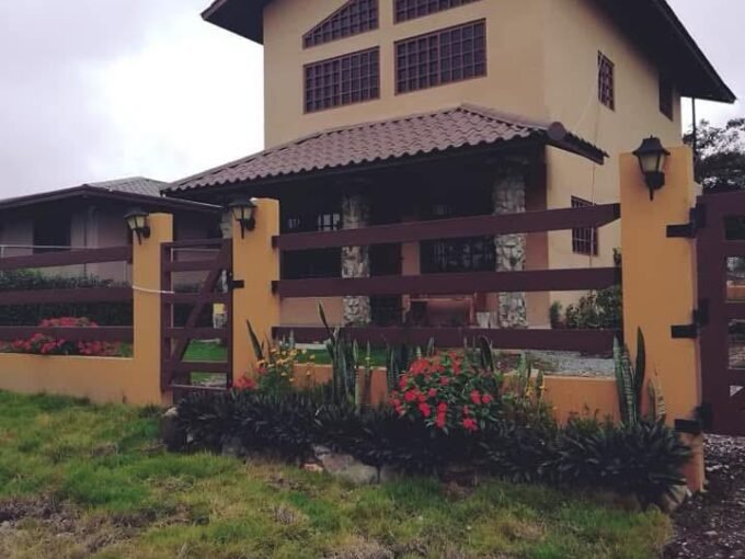 Viva Tranquilo en Alto Boquete – Casa de 2 Recámaras Amueblada                             Comfort & Convenience in Alto Boquete – Furnished 2BR Near Plaza San Francisco